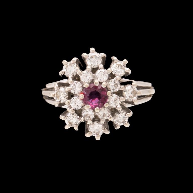 Ring 18K vitguld med rubin samt runda briljantslipade diamanter Per-G Forslund Juvelateljén Malmö 1982.