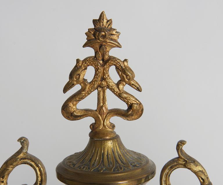 PRYDNADSURNOR, ett par. Louis XV-stil, 1800-tal.