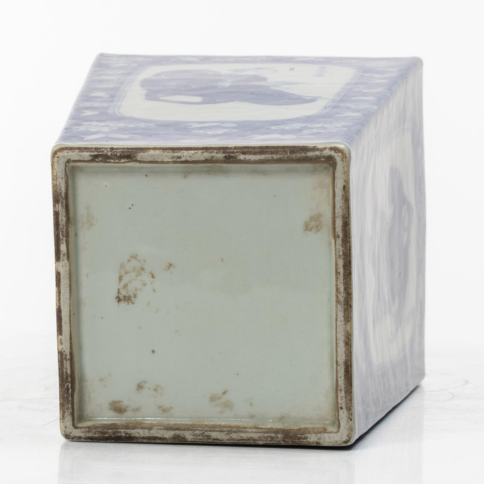 A blue and white porcelain vase, China, 19th century.