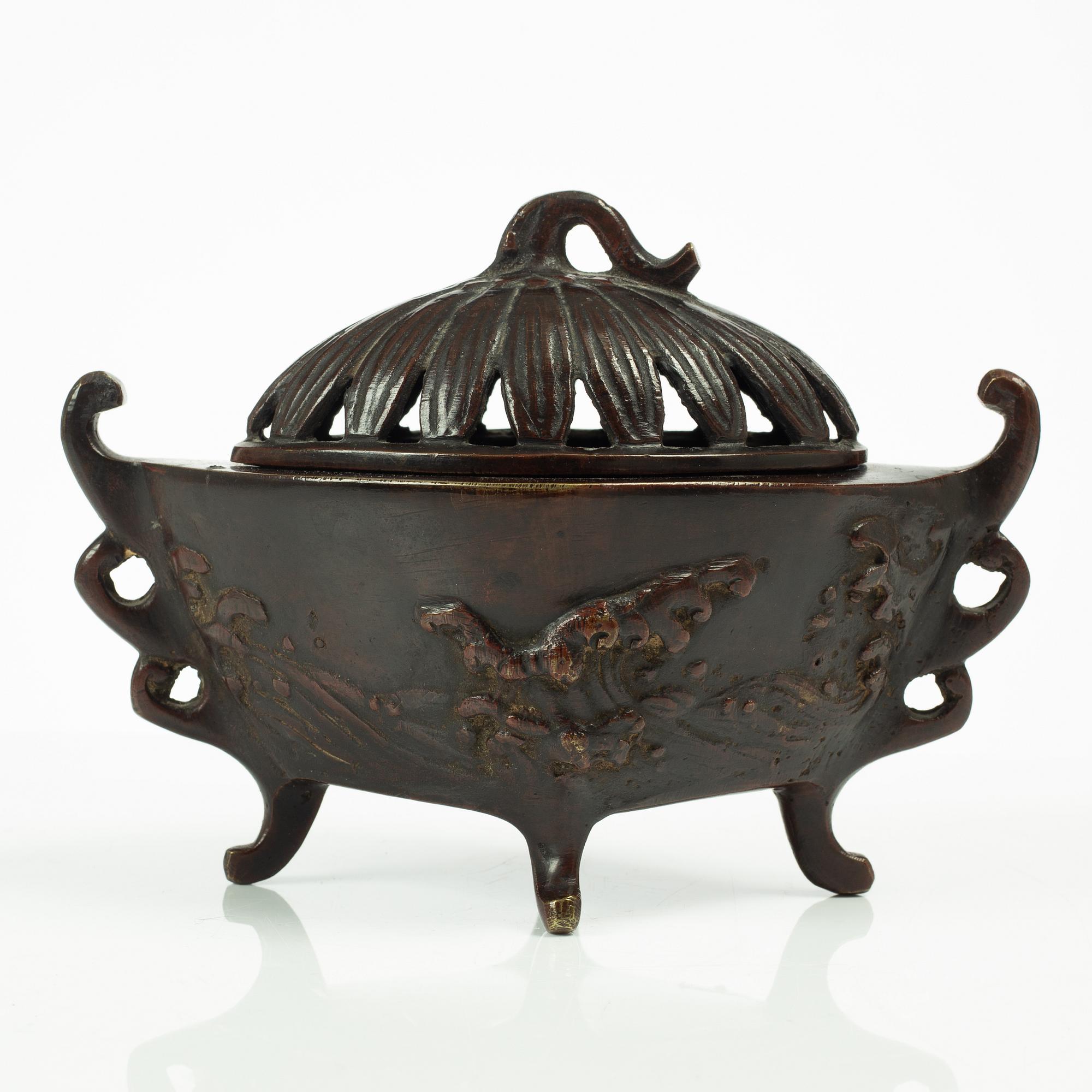 A Japanese bronze censer, Meiji (1868-1912).