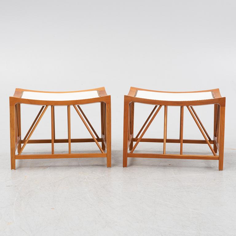 Josef Frank, pallar ett par, modell 1063 "Tutankhamon". Firma Svenskt Tenn, 2000-tal.