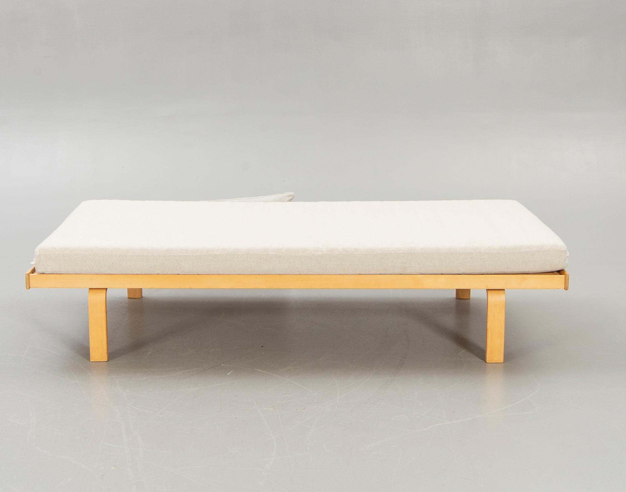 Alvar Aalto, daybed model 710, Artek.