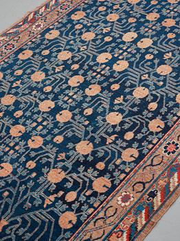 Matto, a semi-antique Khotan, Xinjiang, China, ca 287-290,5 x 154-156 cm.