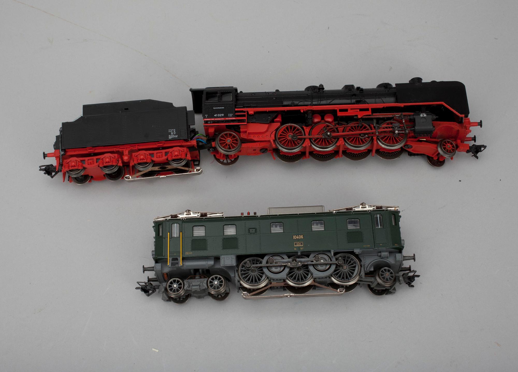 LOKOMOTIV, 2 st, TÅGVAGNAR samt DEPÅ, Märklin, Tyskland.