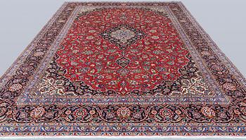 A semi-antique Keshan carpet, approx. 420 x 315 cm.