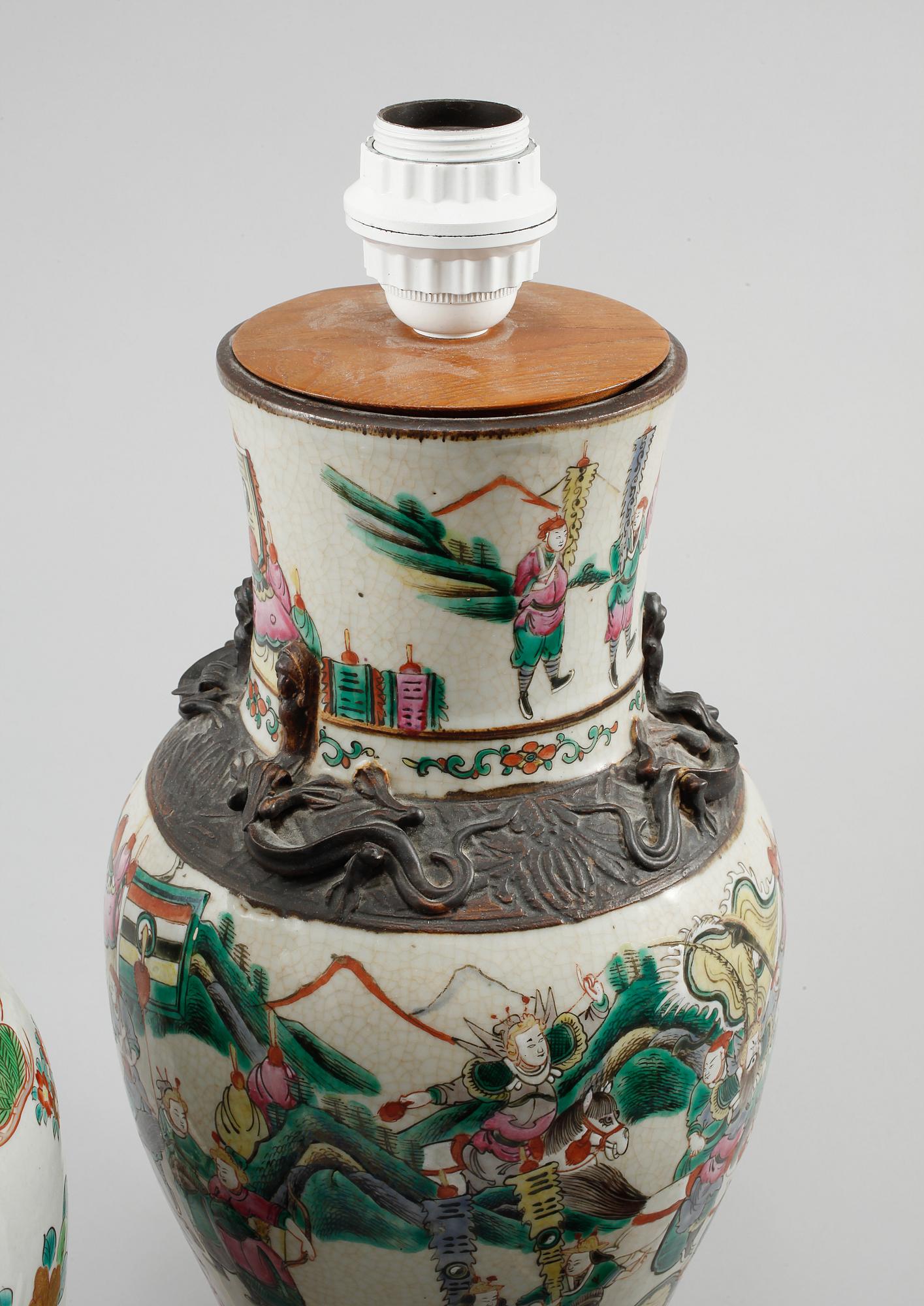 BORDSLAMPOR, 3 st, porslin, Kina och Japan, 1800- och 1900-tal.