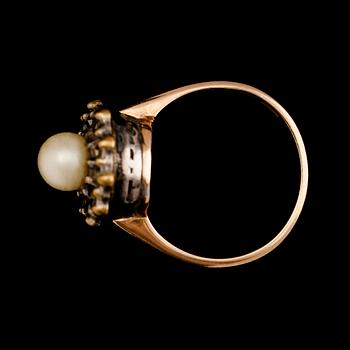 RING, 18 k guld, 1931, med markasiter och pärla. Total vikt ca 6 g.