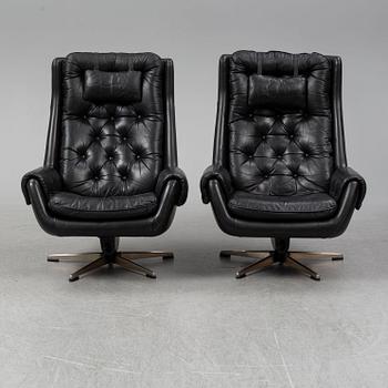A pair of leather wivel chairs from PeeM, Finland, 1970's.