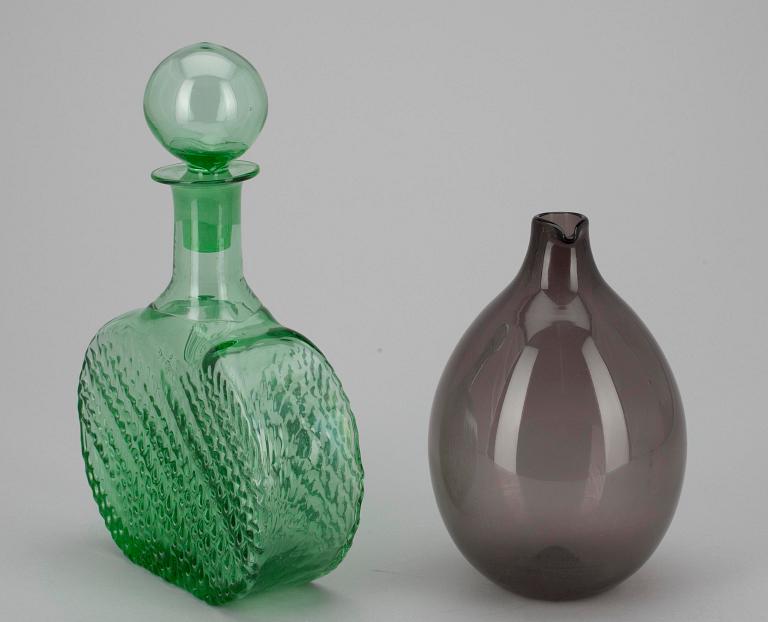 KARAFF, glas, design Nanny Still, Riihimäen Lasi samt FLASKA, glas "Fågelflaskan" signerad Timo Sarpaneva, Iittala.