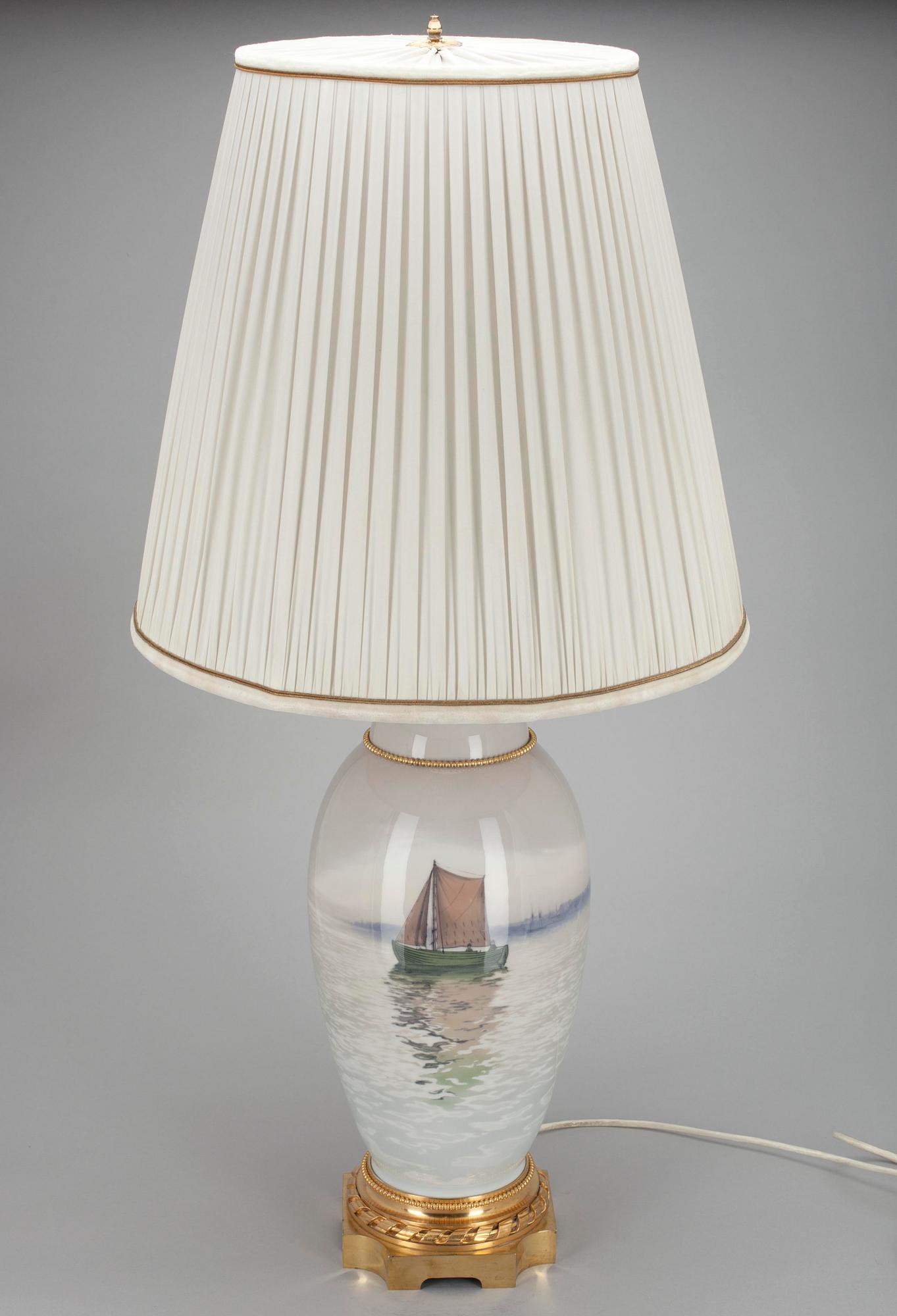 PÖYTÄVALAISIN, posliinia sekä kullattua messinkiä, Bing & Gröndahl, Tanska 1900-luvun alku.