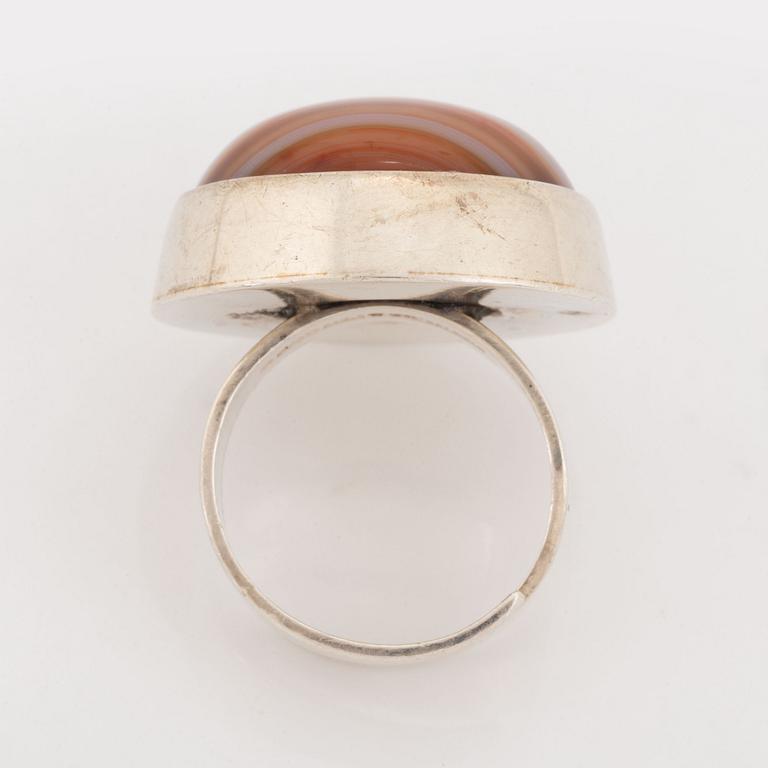 A silver and agate ring, Bengt Hallberg.