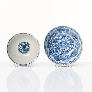 A set with two blue and white bowls and two dishes, Ming dynasty (1368-1644).