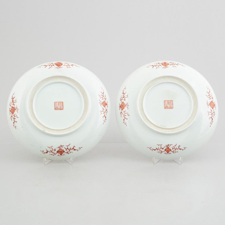 A pair of porcelain dishes, China, 20th century.