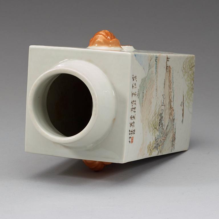 A square, famille rose vase. Late Qing Dynasty/Republic era, early 20th century.