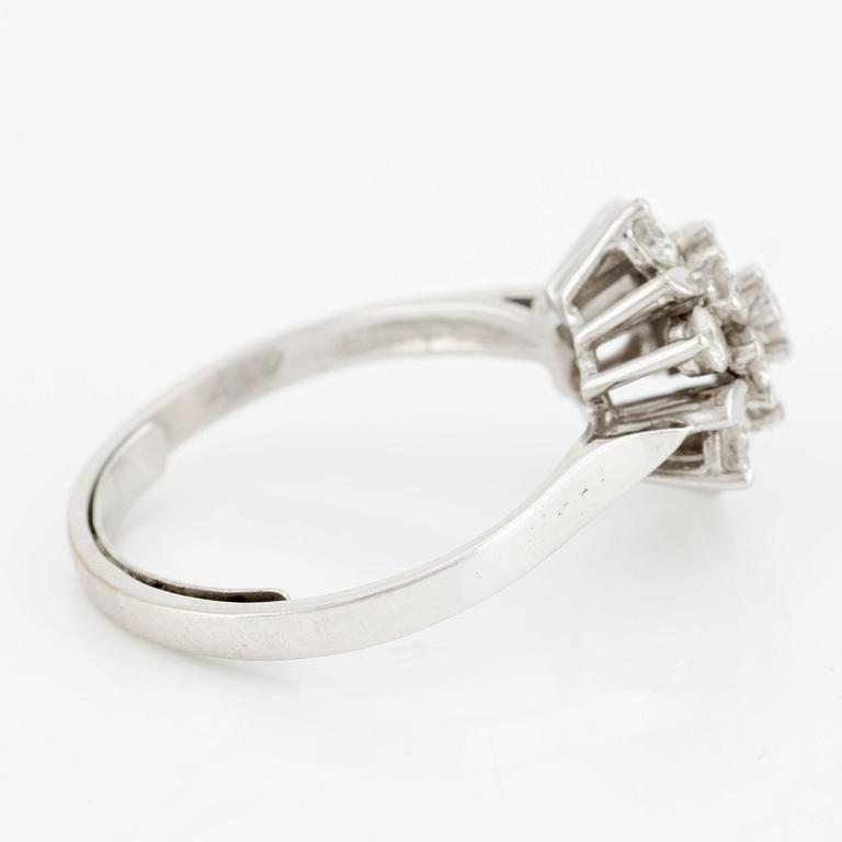 Ring, 18K white gold cluster with brilliant-cut diamonds.