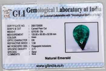 NATURLIG SMARAGD, droppformad med skuren dekor. Ca 5210ct enligt certifikat. Vikt ca1040g.