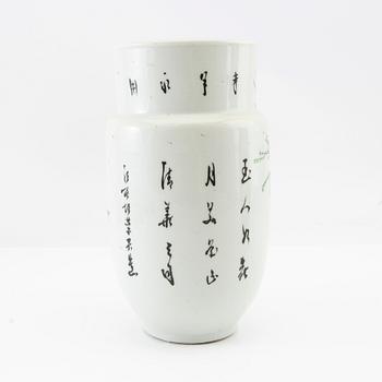 A set of 3 Chinese jars with covers, 20th century.