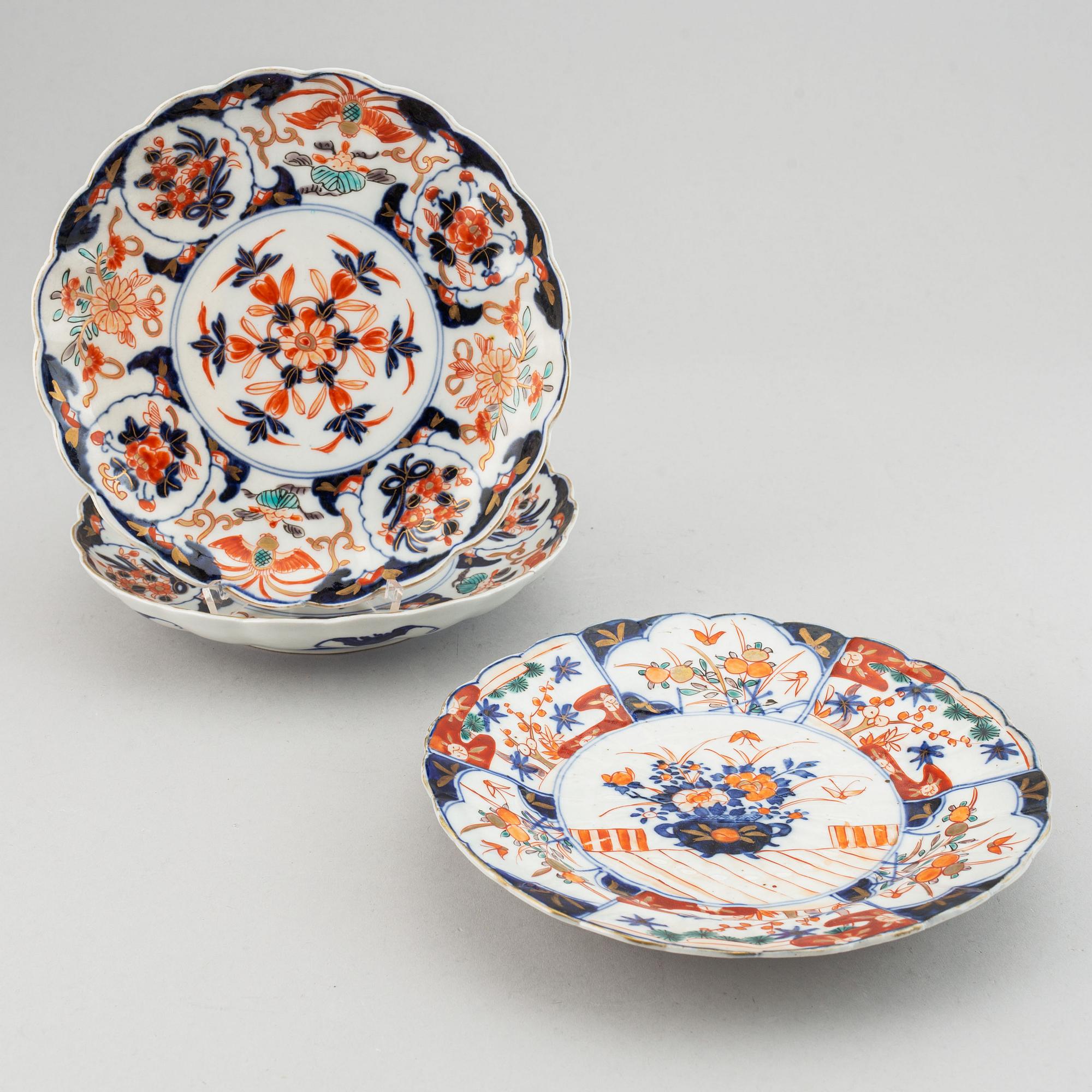 A set of seven imari dishes, Japan, late 19th Century and 20th Century.