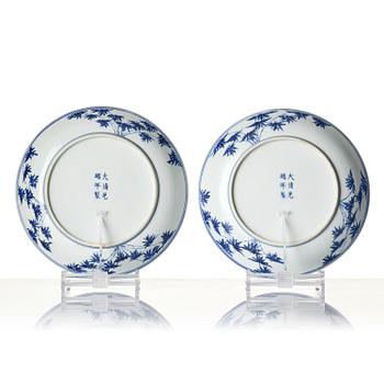 A pair of blue and white 'crane' dishes, Qing dynasty with Guangxu mark and of the period (1875-1908).
