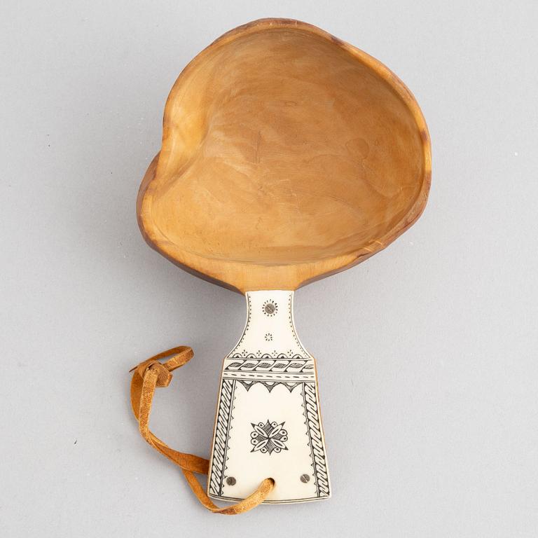 Esaias Poggats, knife and cup-.