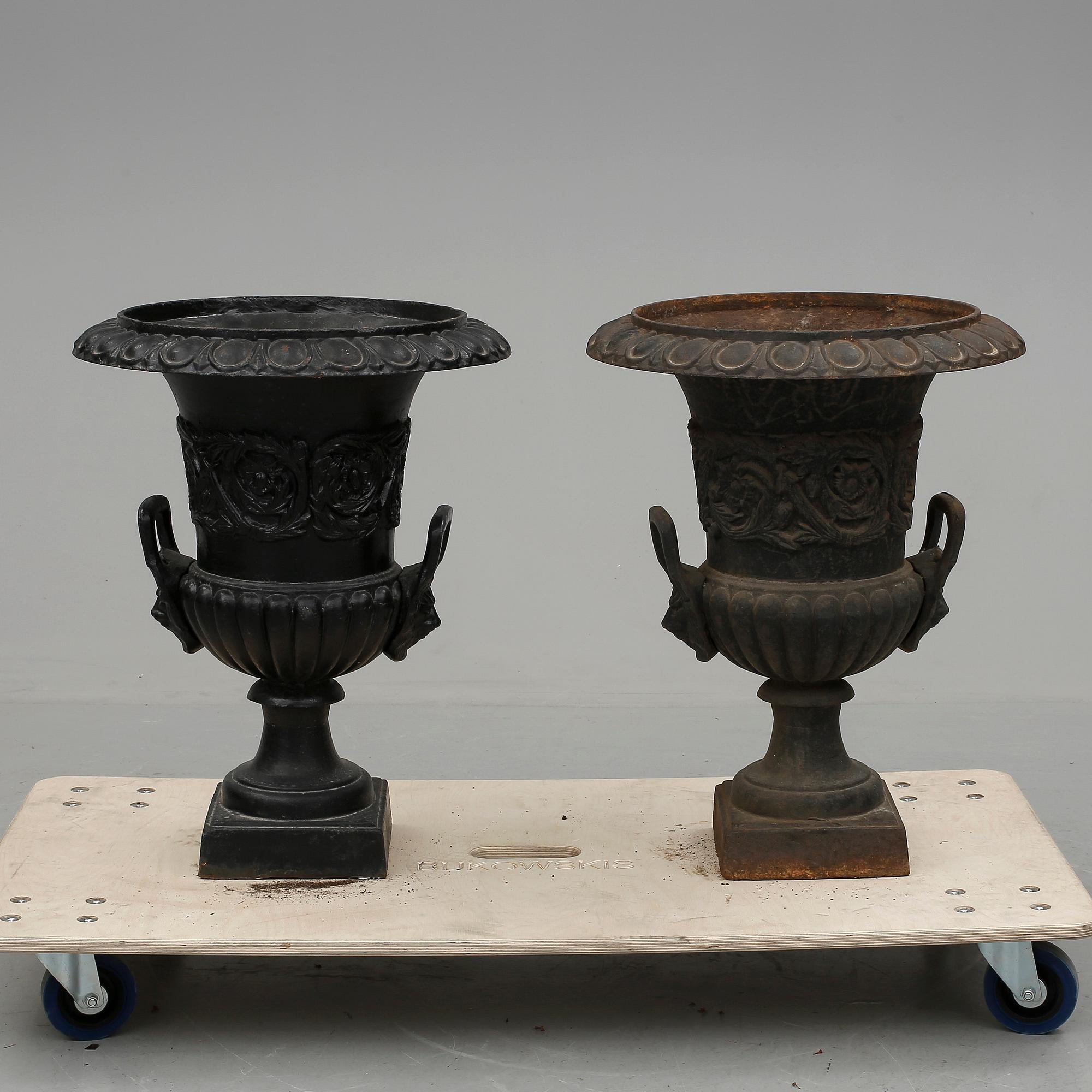 TRÄDGÅRDSURNOR, ett par, 1900-talets första hälft.