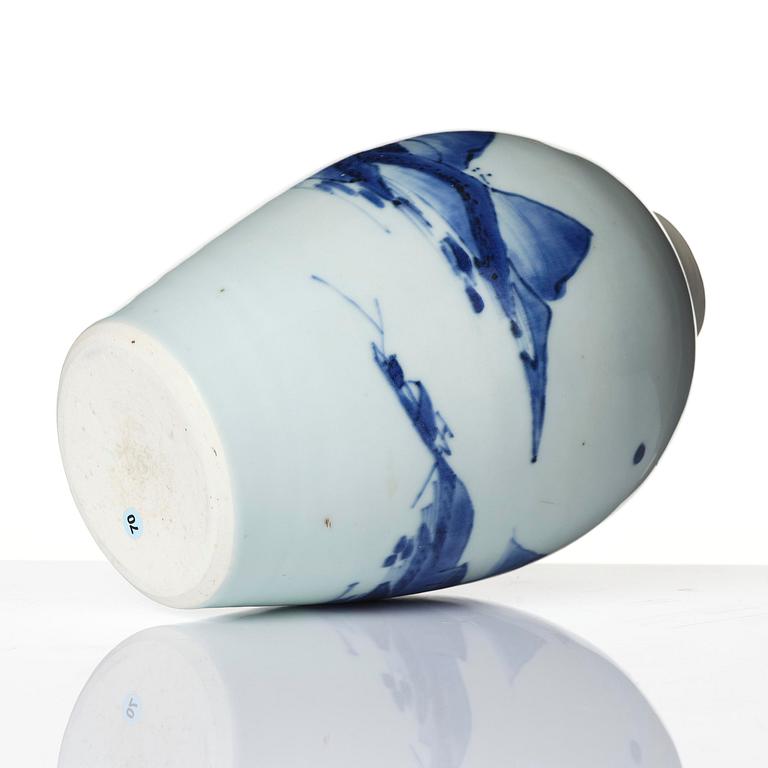 A blue and white 'landscape' vase, Transition, 17th century.