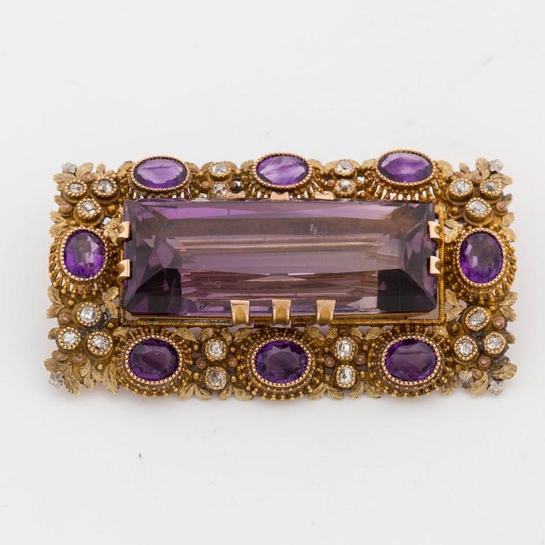 BROCSH, med fasettslipade ametister samt old-mine diamanter, sent 1700-tal.
