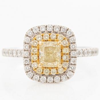 Ring, 18K white gold, with a radiant-cut diamond and brilliant-cut diamonds.