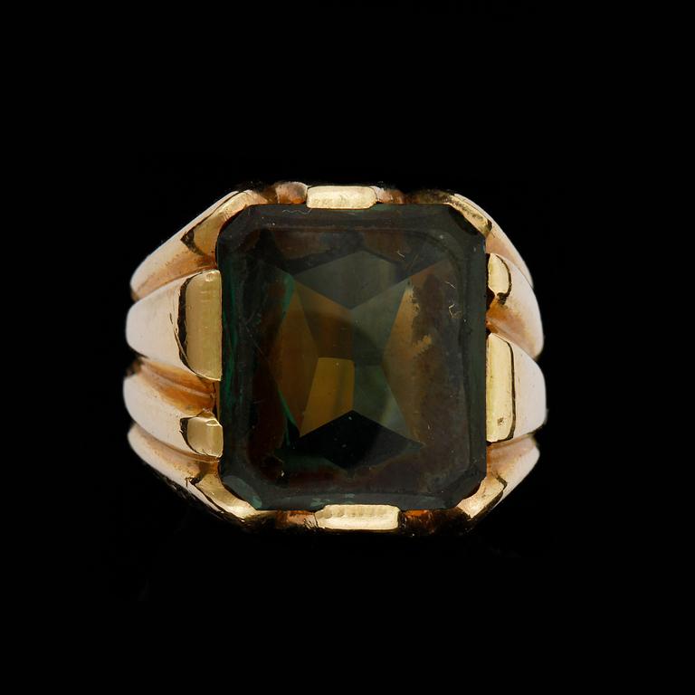 RING, 14k med grön sten. Vikt 15,7g.