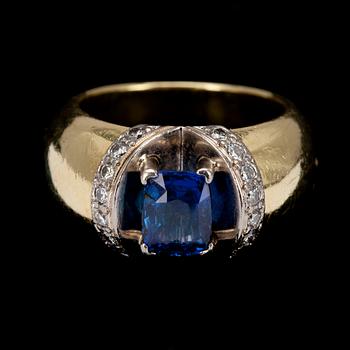 RING, guld och vitguld 18K med safir 1,90 ct och 16 st briljantslipade diamanter tot. 0,32 ct. Vikt 9,9 g.