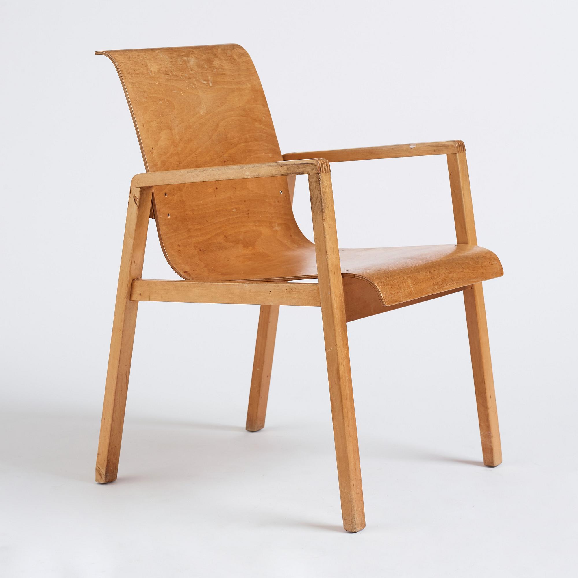 Alvar Aalto, a birch model '403' chair, O.Y. Huonekalu-ja Rakennustyötehdas, Finland mid 20th C. Alva & Gunnar Myrdal Collection.