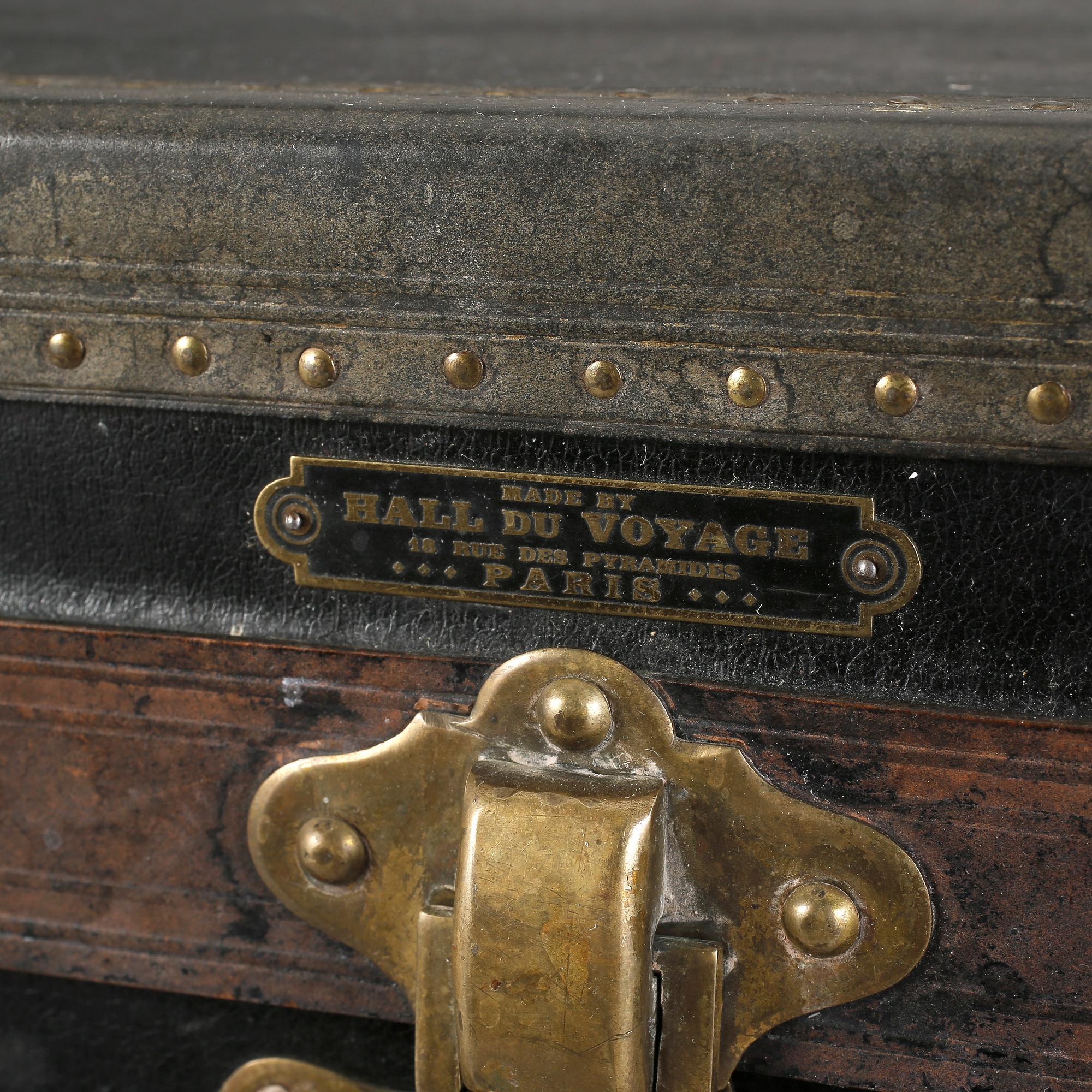 KOFFERT, "Hall du Voyage", trä, Paris, Frankrike.