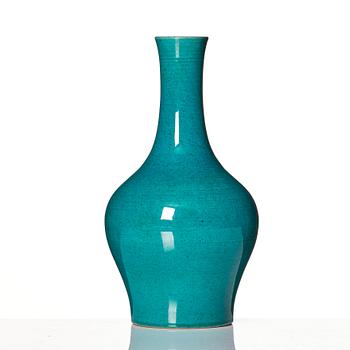 A turquoise glazed vase, Qing dynasty, 19th Century.