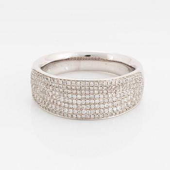 Brilliant-cut diamond ring.