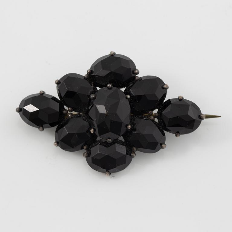Brooch silver with onyx.