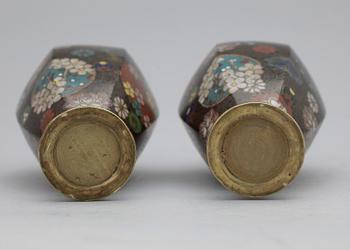 VASER, ett par, cloisonné, Kina, 1900-talets början.