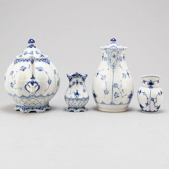 SERVIS, 46 delar, porslin. Royal Copenhagen, Musselmaalet, 1900-tal.
