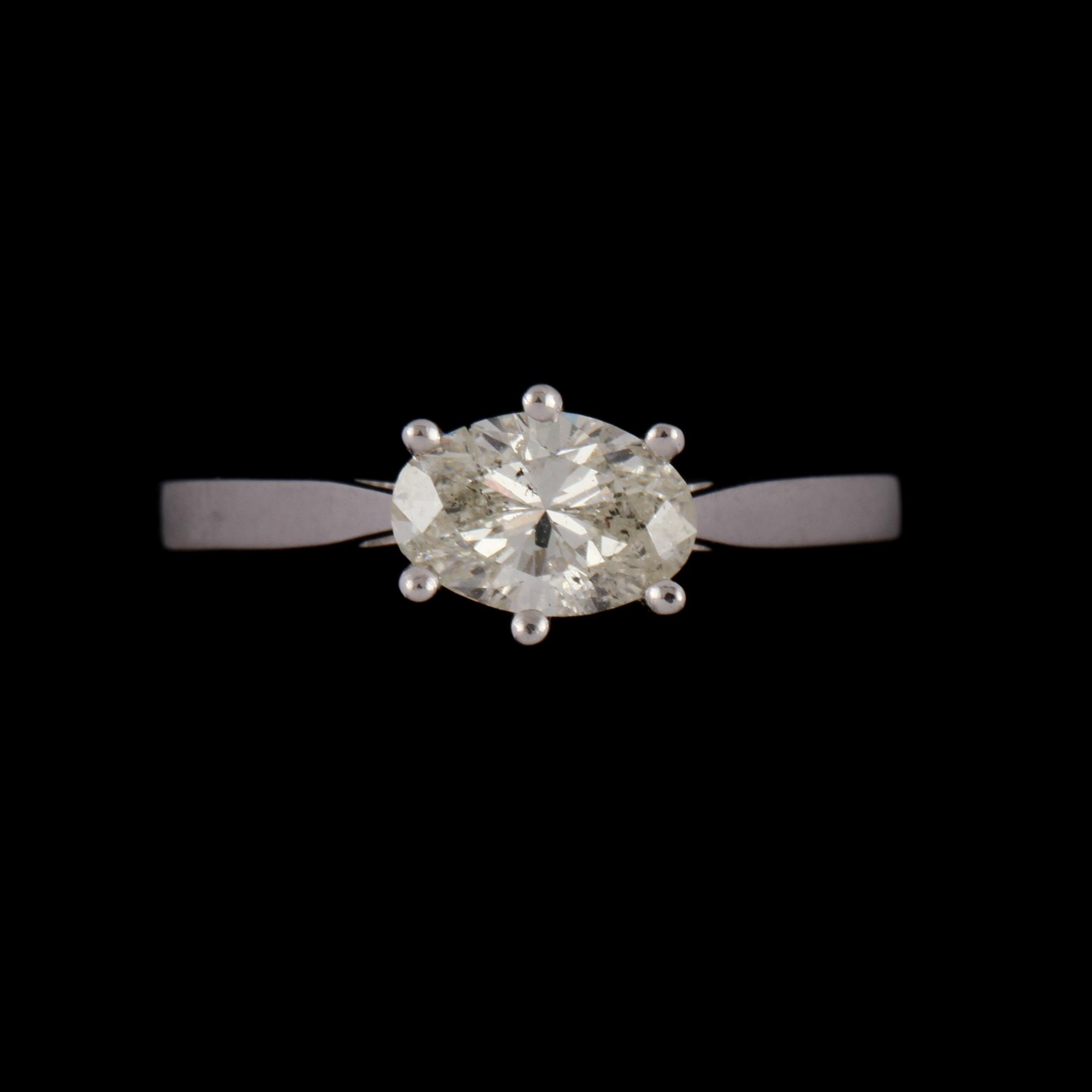 RING, 18k vitguld med ovalslipad diamant, 0.90 ct. Vikt 3 g.