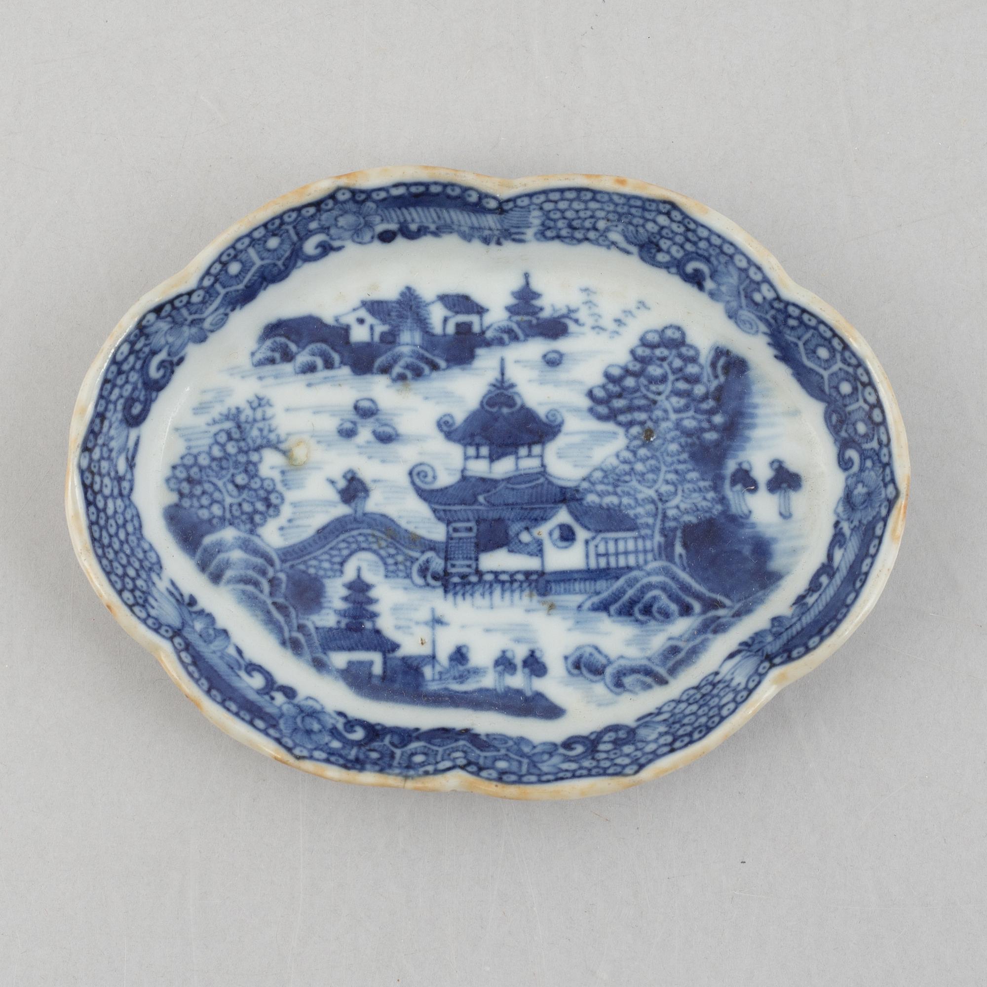 Two Chinese porcelain ladle dishes, a large dish and a small tureen with cover, Qing dynasty, Qianlong (1736-95).