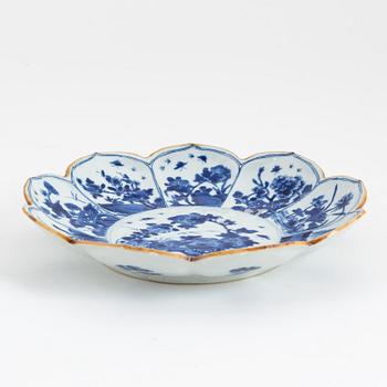 A blue and white flower shaped dish, Qing dynasty, Qianlong (1736-995).