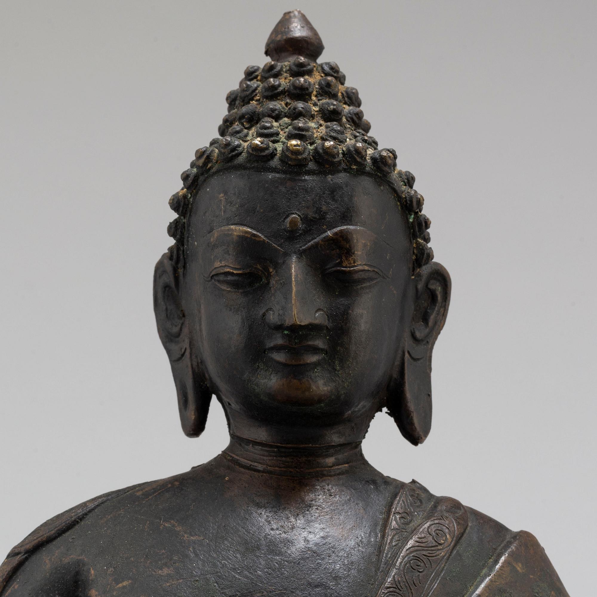 A Thai bronze buddha, 20th century.