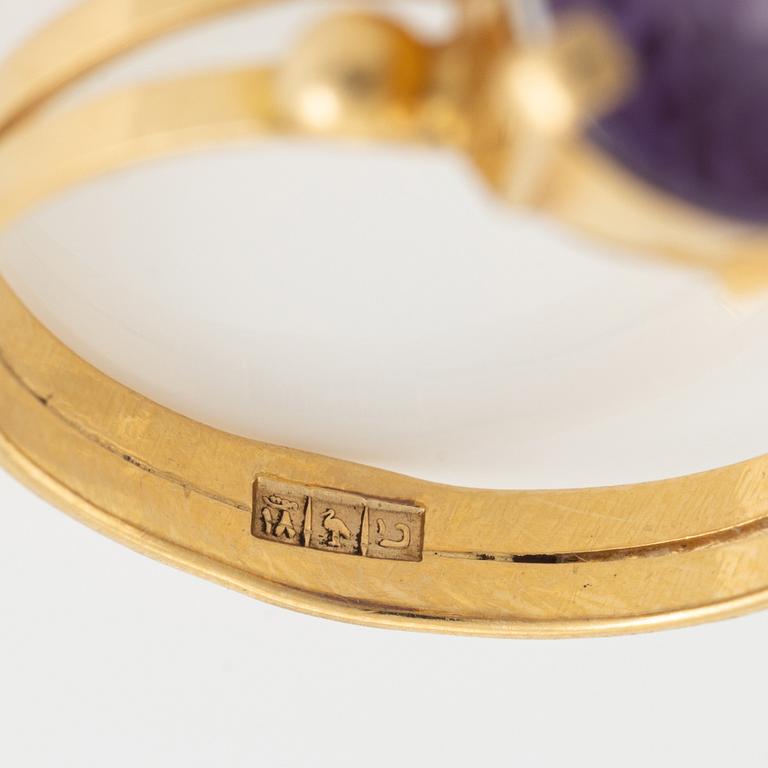 18K gold and colour change syntehtic sapphire ring.