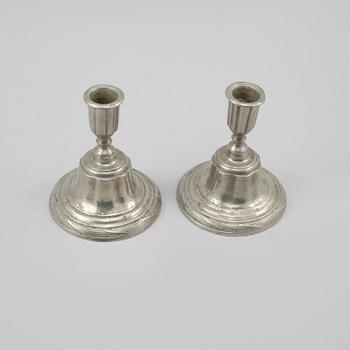 LJUSSTAKAR, ett par, tenn, Johan Erik Schult, Uppsala, verksam 1775-1820.