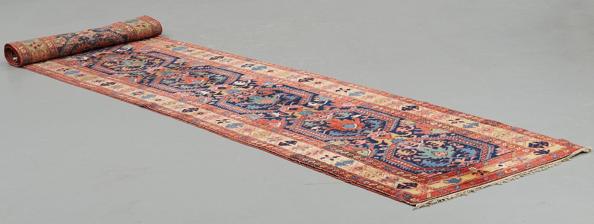 GALLERIMATTA, semiantik Azerbadjan, ca 545,5 x 102,5 cm (samt en kortsida med 2 cm slätväv).