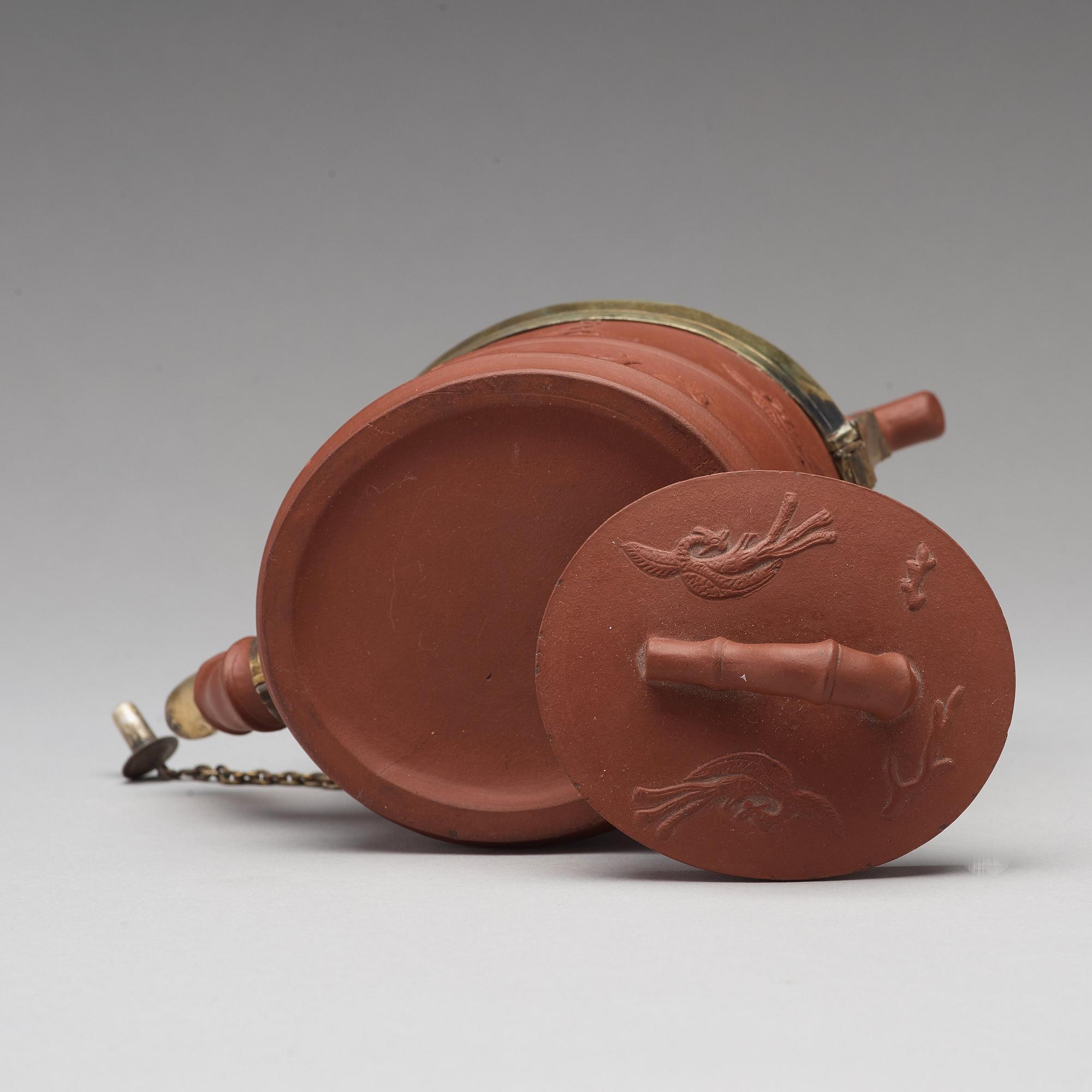 TEKANNA med LOCK, yixinggods med metallmontering. Qingdynastin, troligen 1700-tal.