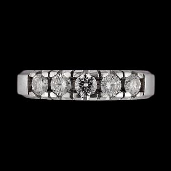 Diamantgradering · RING, 14k vitguld med 5 briljantslipad diamant ca 0,62ct. Vikt ca 4,4 gram.