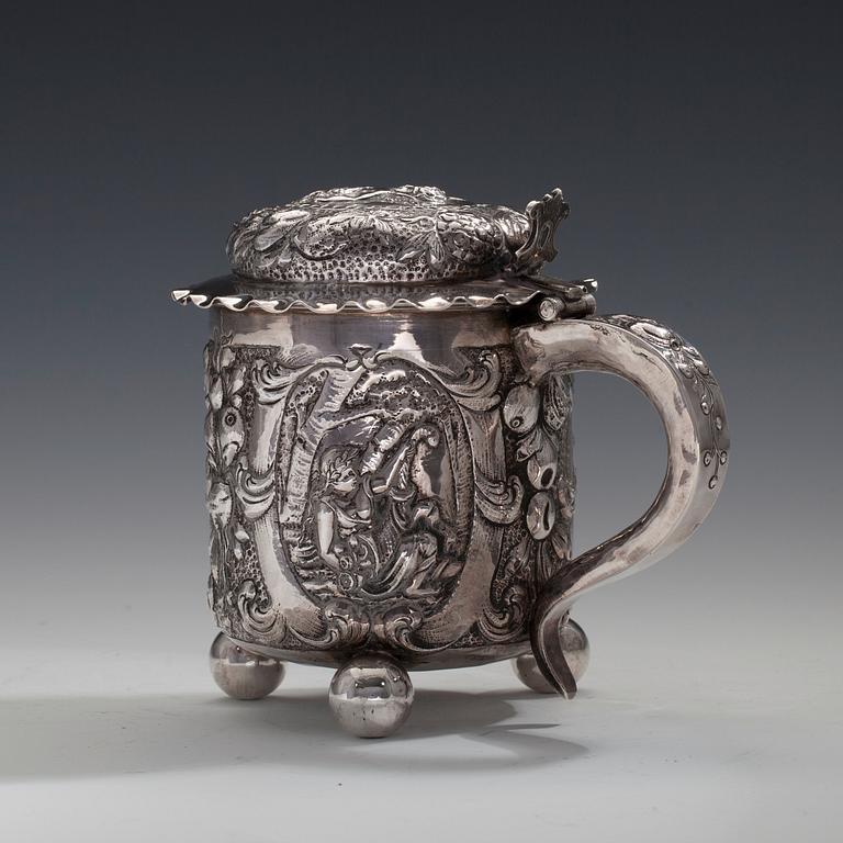 JUOMAKANNU, hopeaa. Saksa 1800 l. Korkeus 13 cm. Paino 414 g.