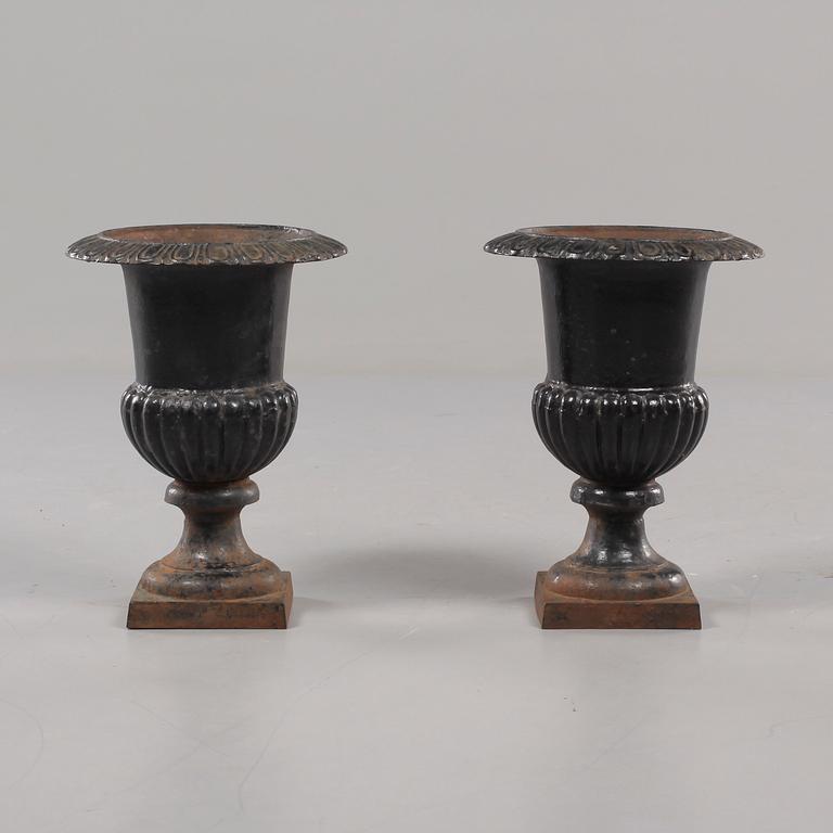 TRÄDGÅRDSURNOR, ett par, sent 1900-tal.