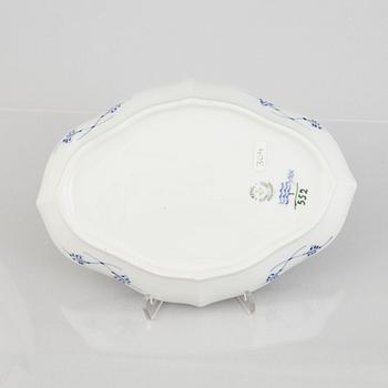 Fat, två stycken, porslin, Royal Copenhagen, "Musselmalet", modellnummer 552 och 2211, 1958 och 1960.