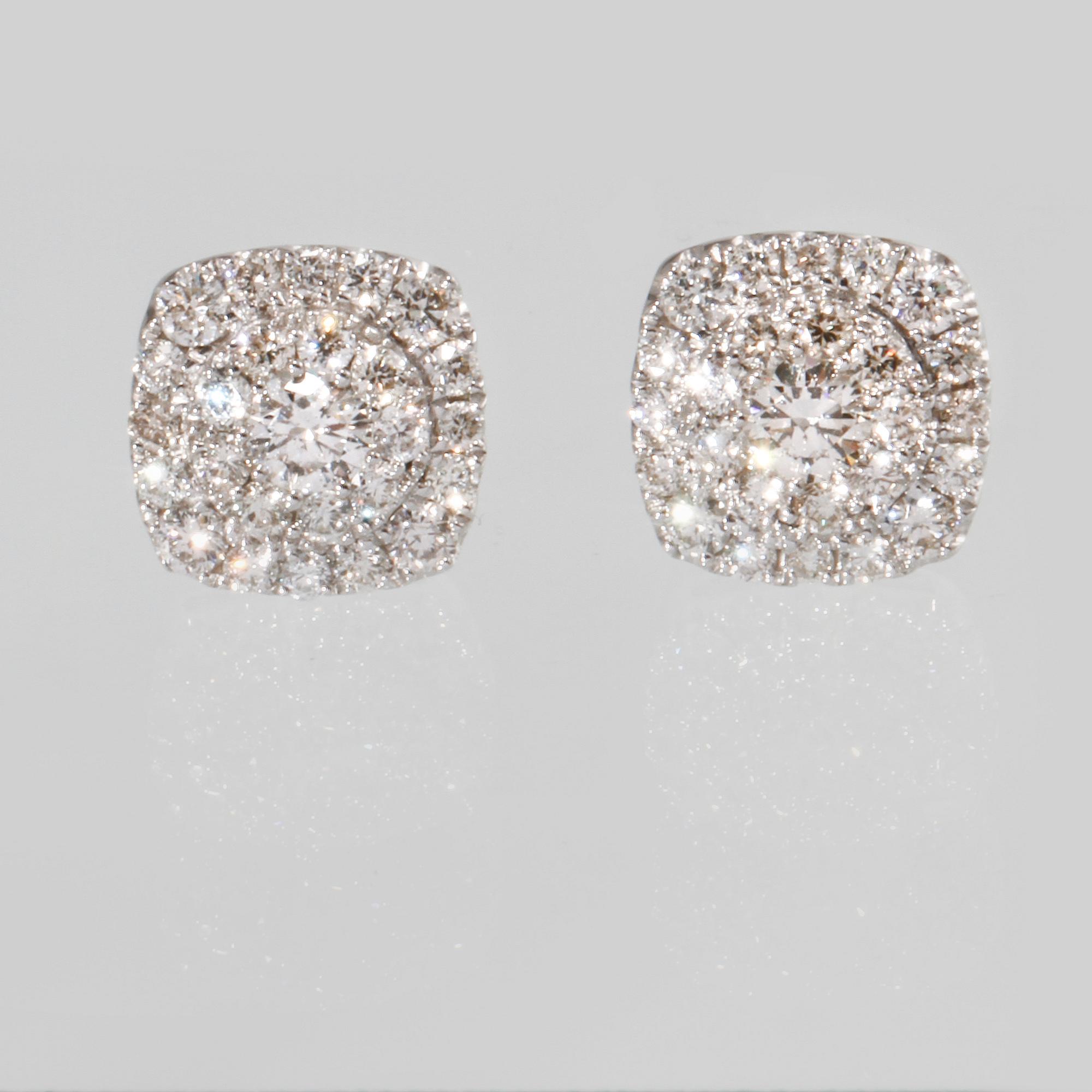 ÖRHÄNGEN, 18k vitguld med 52 briljantslipade diamanter, ca 0.94 ct. Vikt 3 g.